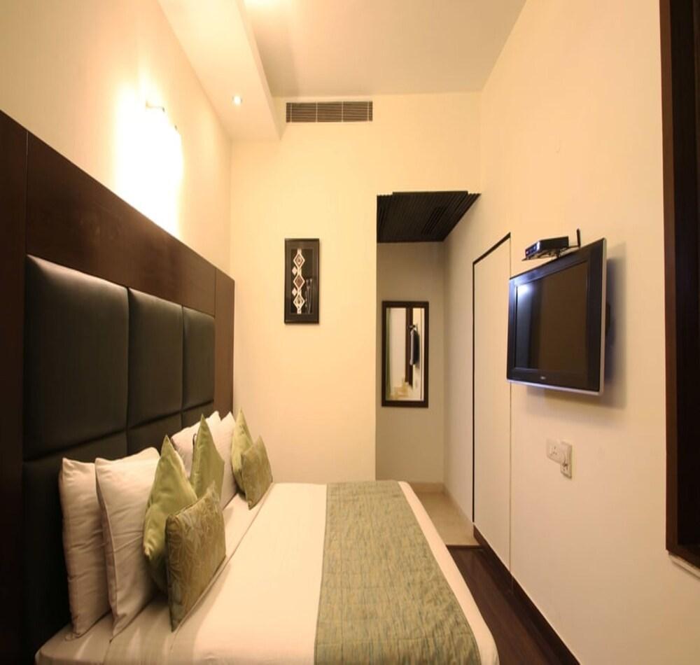 Jht Hotels Nuova Delhi Esterno foto