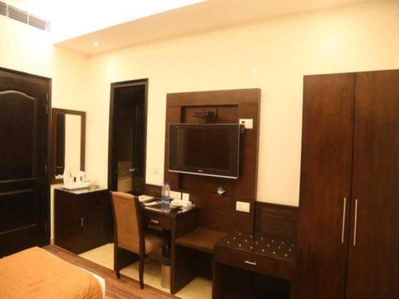 Jht Hotels Nuova Delhi Esterno foto